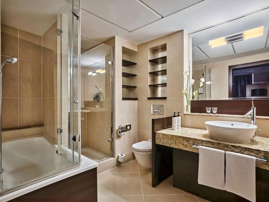 Suite with Living Area and Kitchenette room - Image 2
