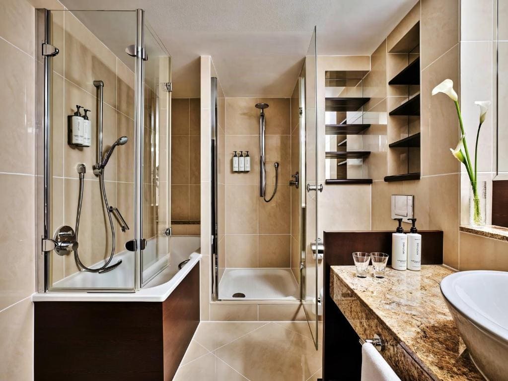 Suite with Living Area and Kitchenette room - Image 1