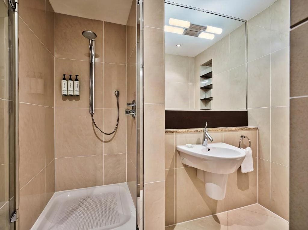 Comfort Suite with Living Area room - Image 1