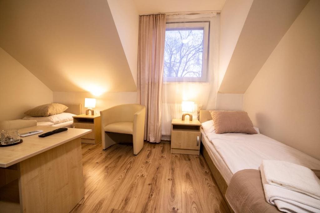 Standard Twin Room room - Image 3