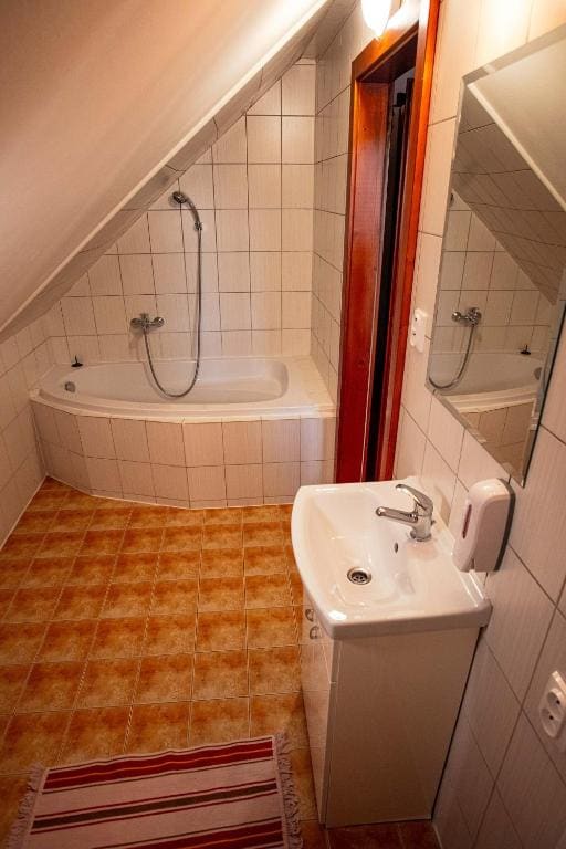 Standard Double or Twin Room room - Image 3