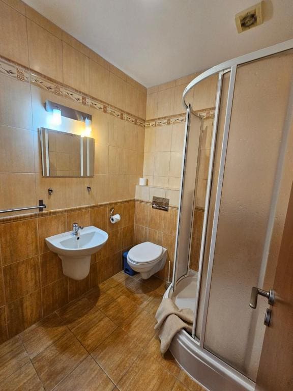 Comfort Triple Room with Shower room - Image 3
