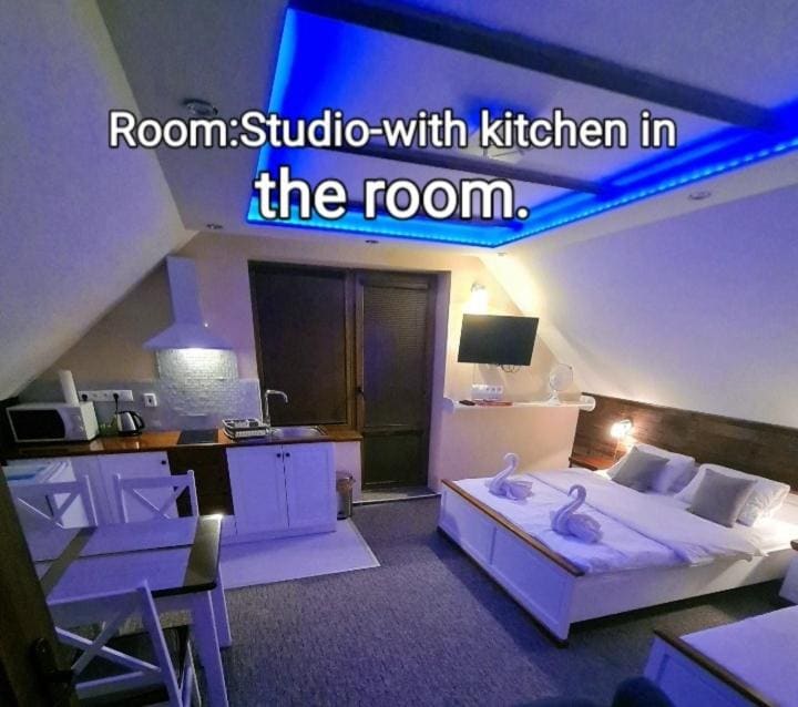 Studio with Balcony room - Image 2