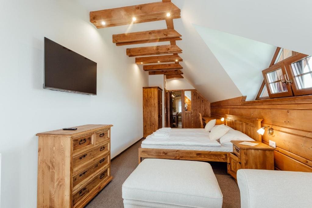 Deluxe Double Room with Extra Bed room - Image 2