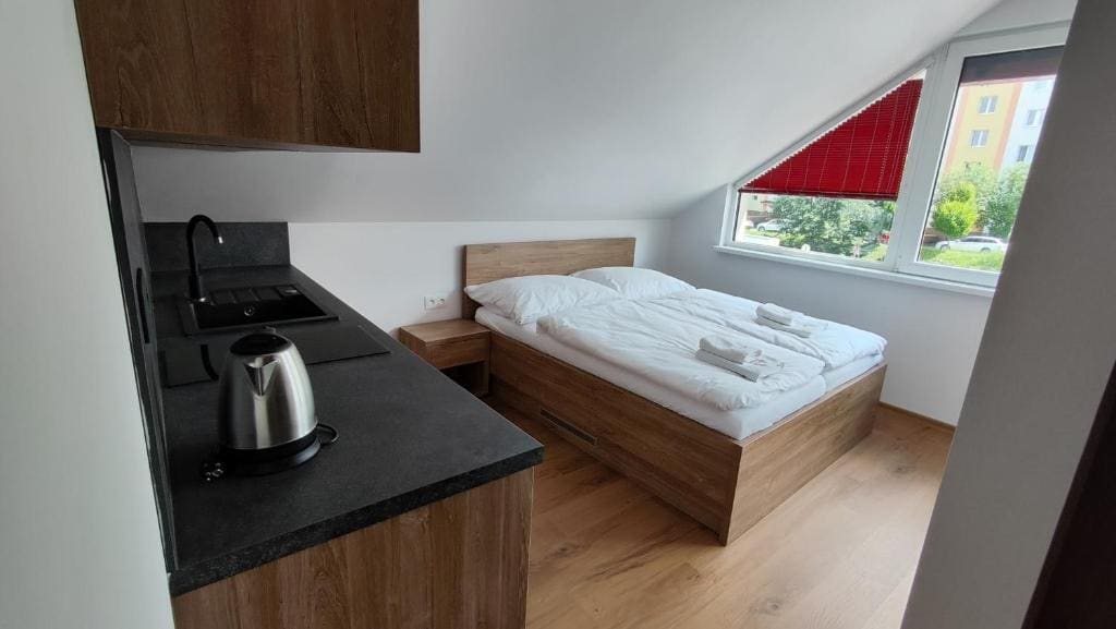 One-Bedroom Apartment with City View room - Image 2