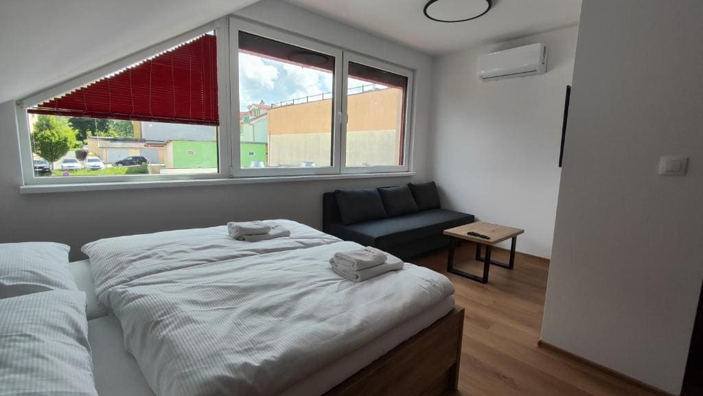 One-Bedroom Apartment with City View room - Image 3