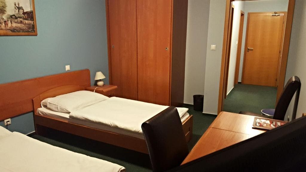 Twin Room with Balcony room - Image 2
