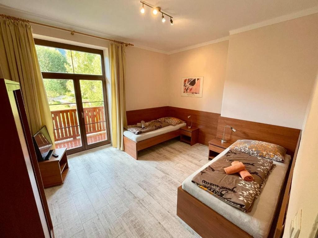 Two-Bedroom Apartment with Mountain View room - Image 3