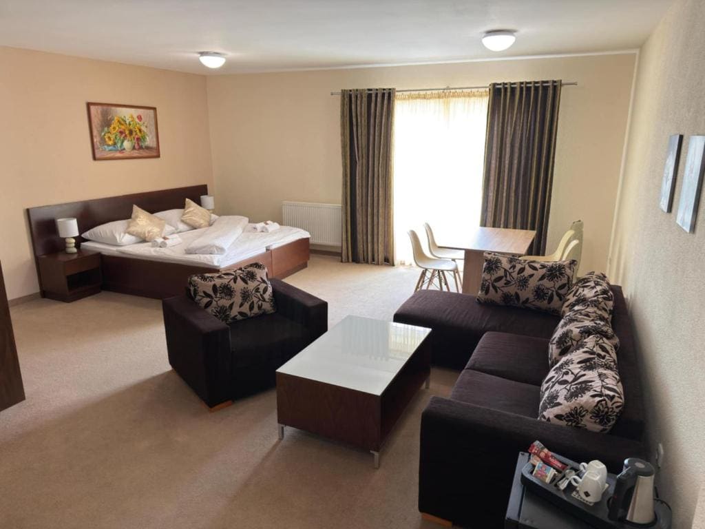 Double or Twin Room with Balcony room - Image 3