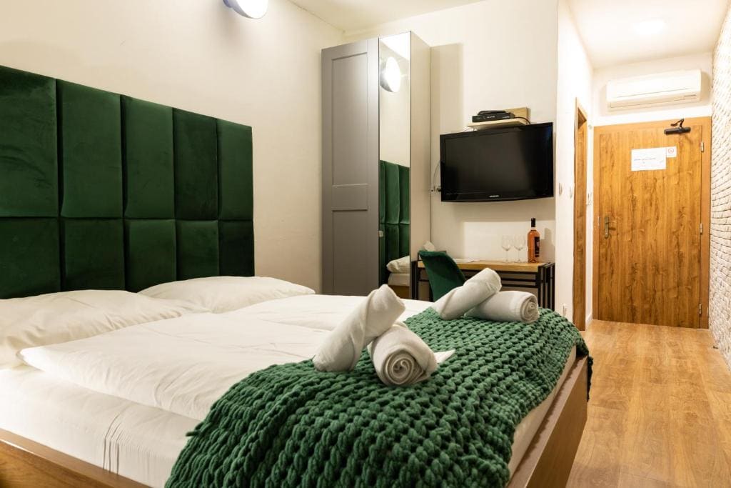 Double Room with Private Bathroom room - Image 2