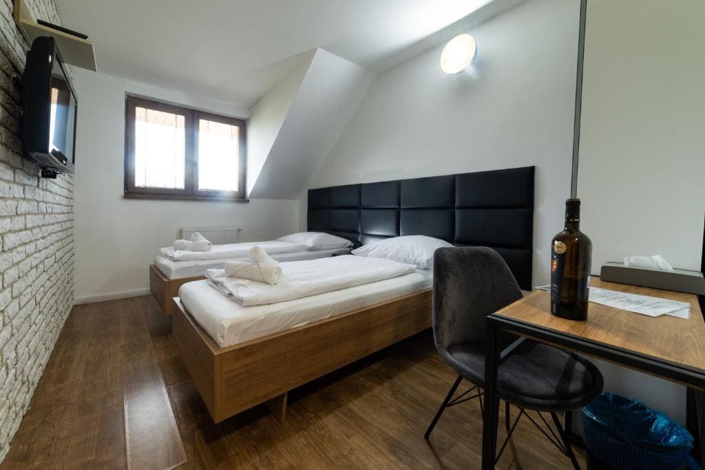 Standard Twin Room room - Image 3