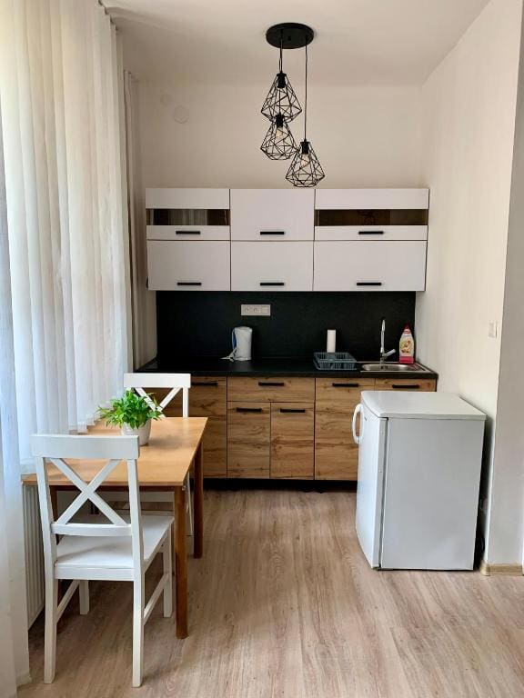 One-Bedroom Apartment with Balcony room - Image 1