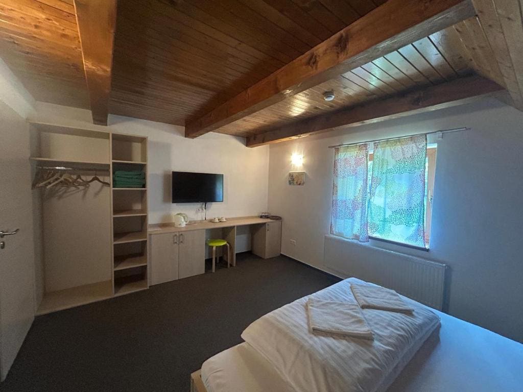One-Bedroom Apartment room - Image 1