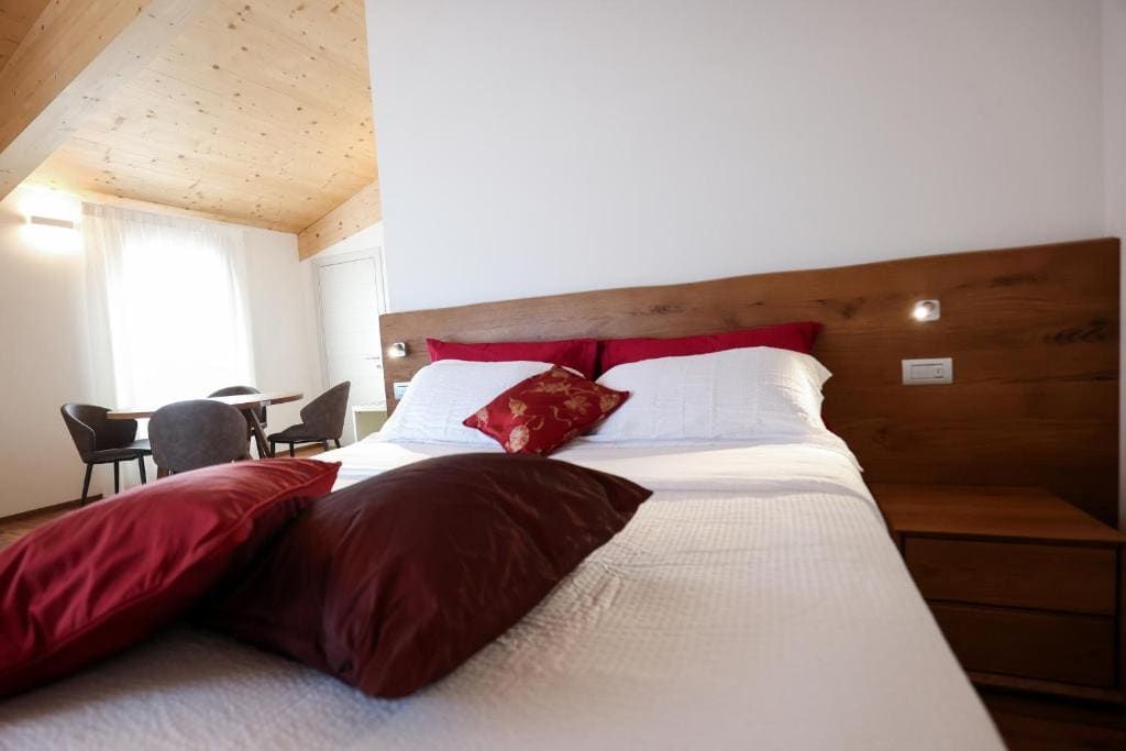 Deluxe Quadruple Room room - Image 2