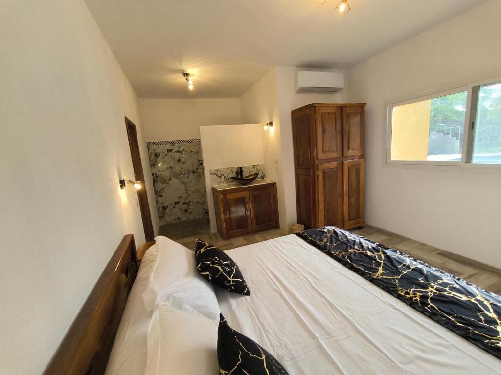 Double Room with Pool View room - Image 2