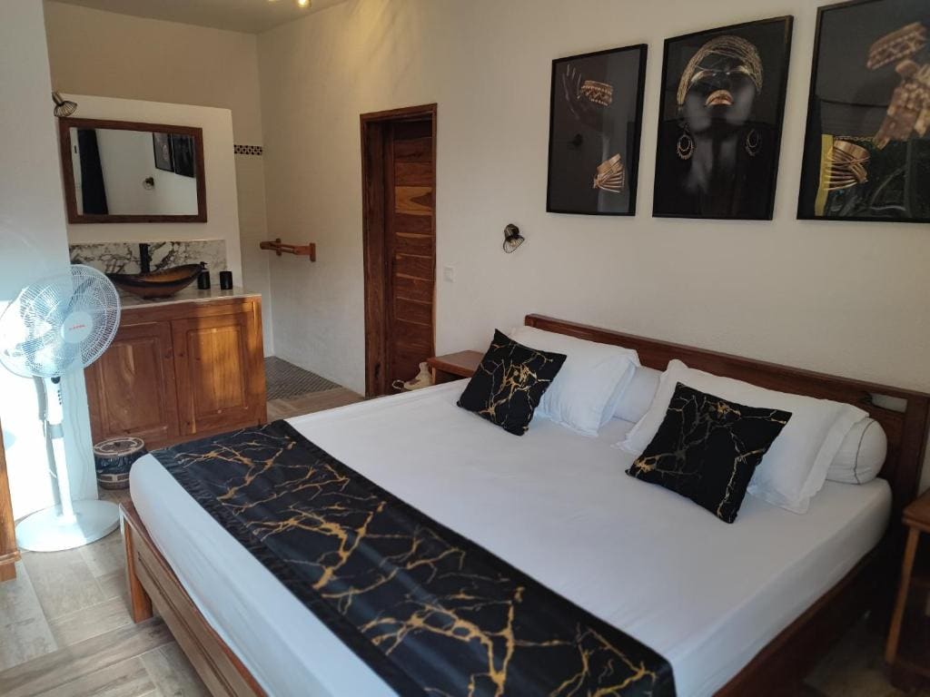 Double Room with Pool View room - Image 3