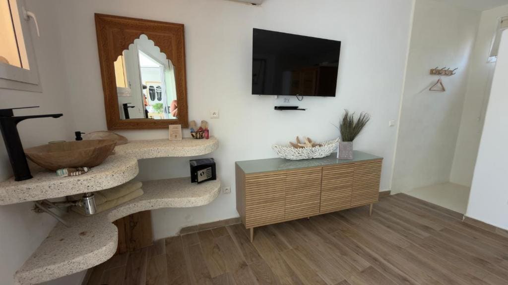 Double Room with Patio room - Image 3