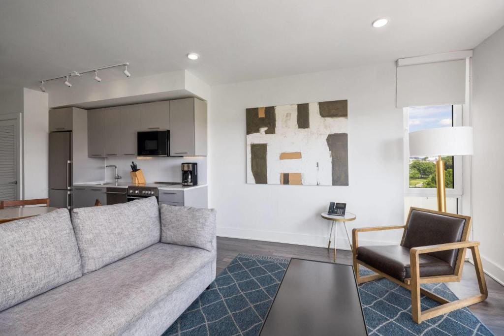 One-Bedroom Deluxe Queen Apartment - Non-Smoking room - Image 2