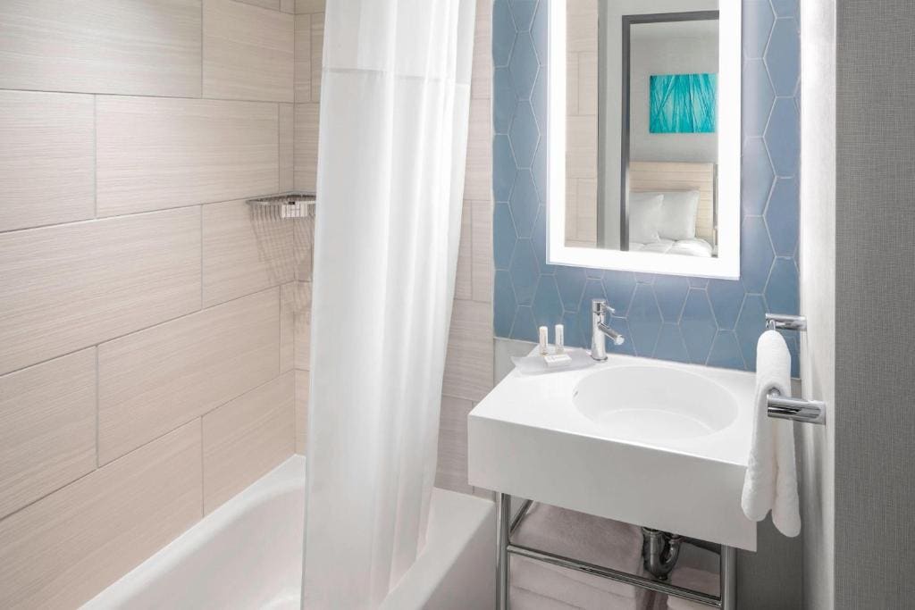 King Room with Roll-In Shower - Mobility Access/Hearing Accessible room - Image 3
