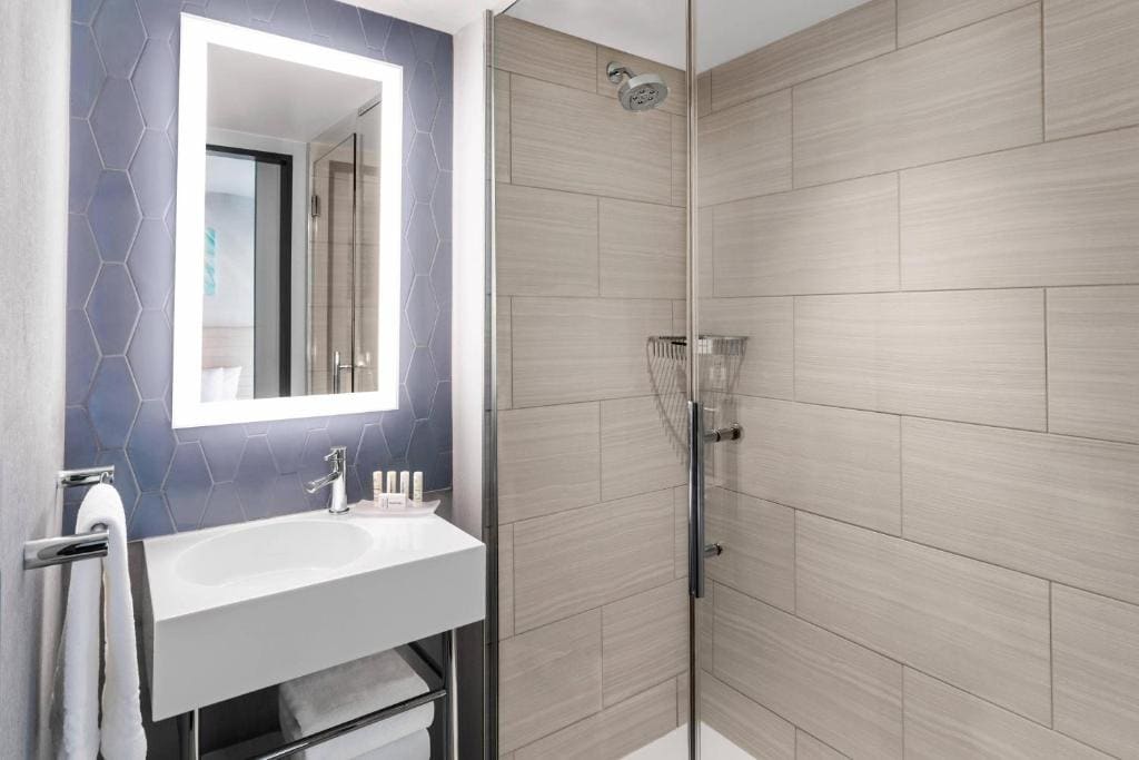 King Suite with Private Terrace and Roll-In Shower - Mobility Access/Hearing Accessible room - Image 2