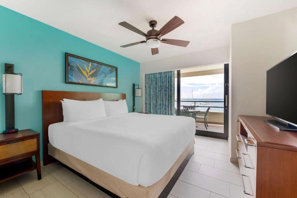 Three-Bedroom King Room with Ocean View room - Image 2