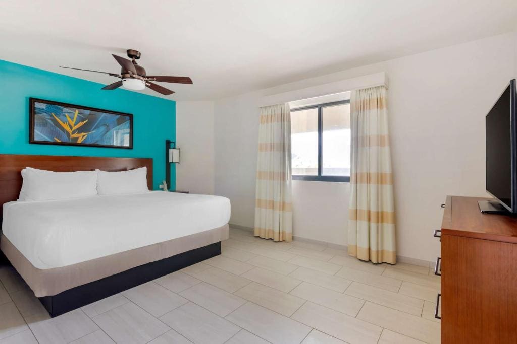 One-Bedroom King Suite with Ocean View room - Image 2