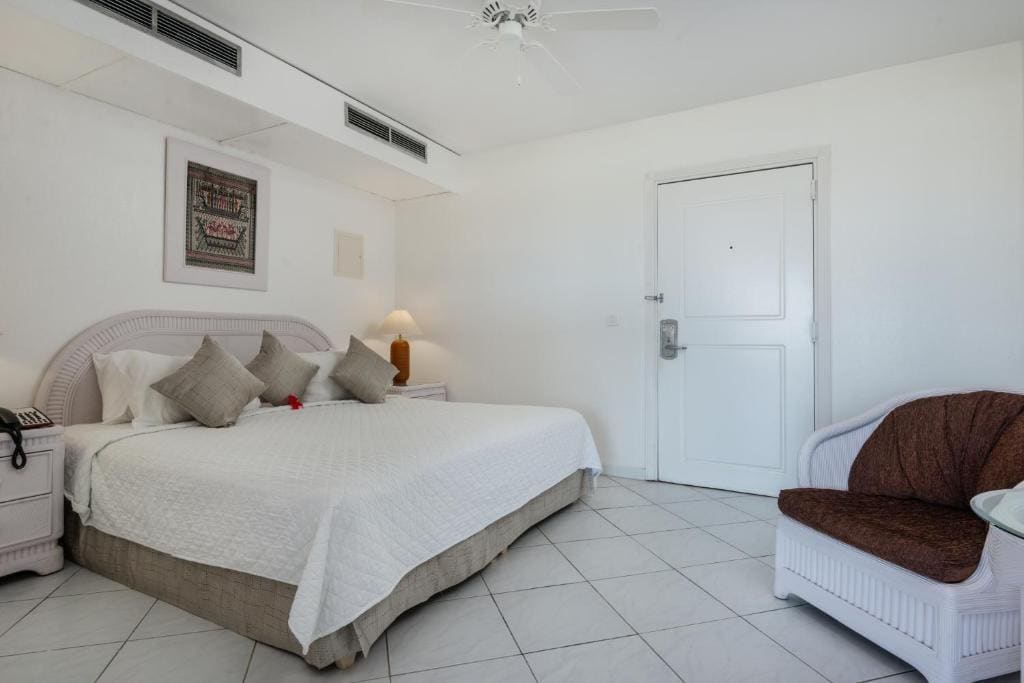 Deluxe King Room with Ocean View room - Image 3