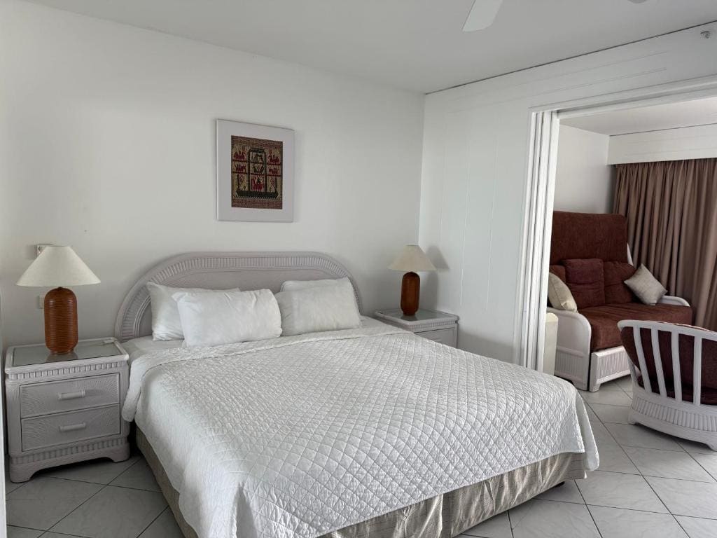 Deluxe King Room with Ocean View room - Image 2