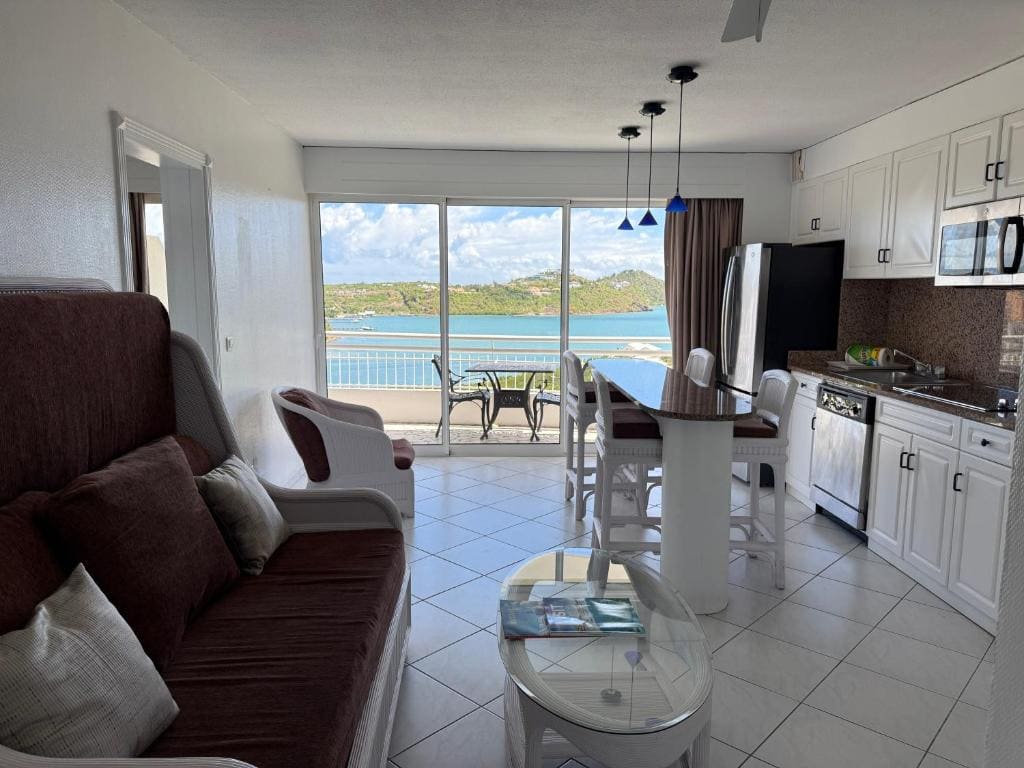 Superior Suite with Lagoon View room - Image 3
