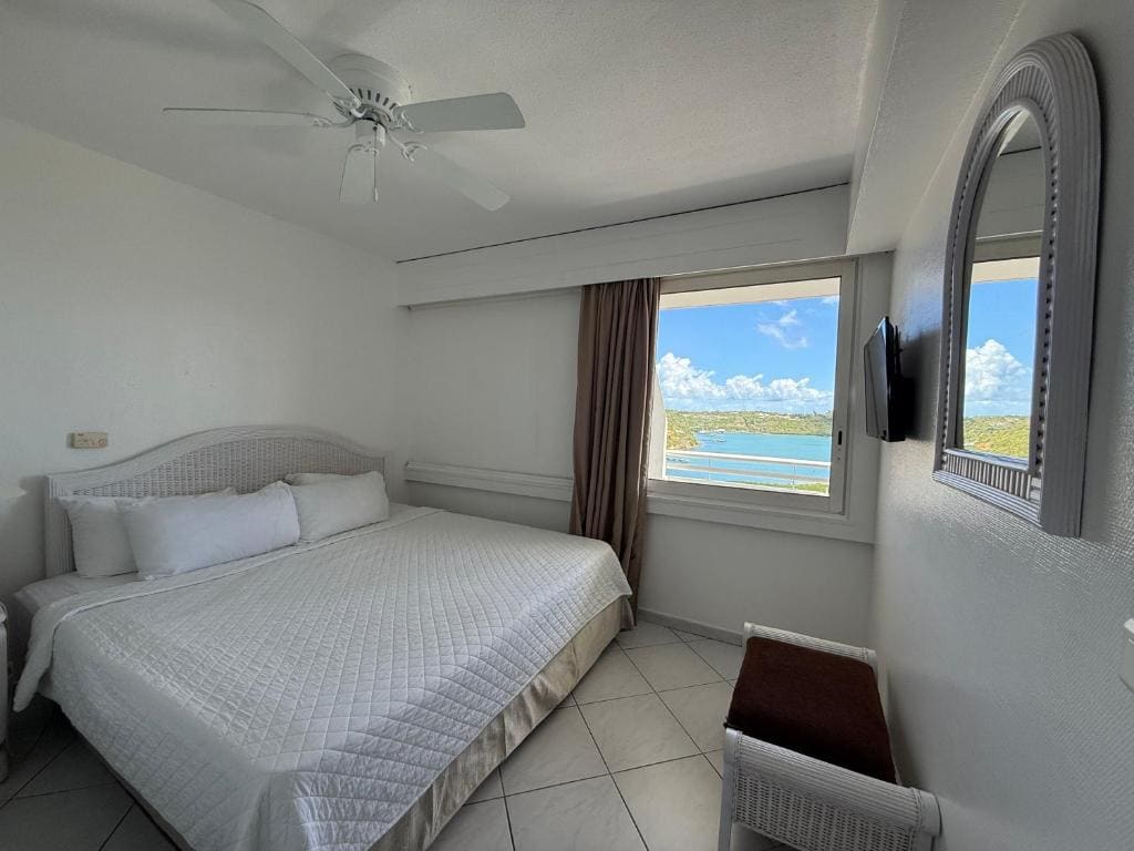 Superior Suite with Lagoon View room - Image 1