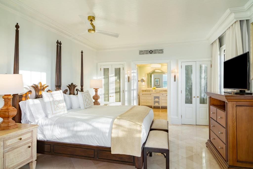 Oceanfront Deluxe Three-Bedroom Suite room - Image 2