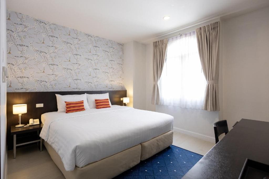Deluxe Room with Bathtub room - Image 1