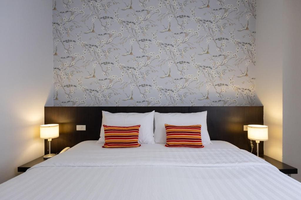 Deluxe Room with Bathtub room - Image 2