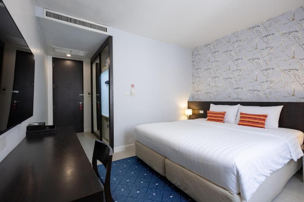 Deluxe Room with Bathtub room - Image 3