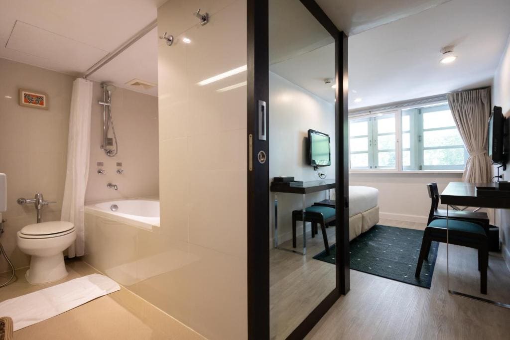 Standard Room With Bathtub room - Image 1