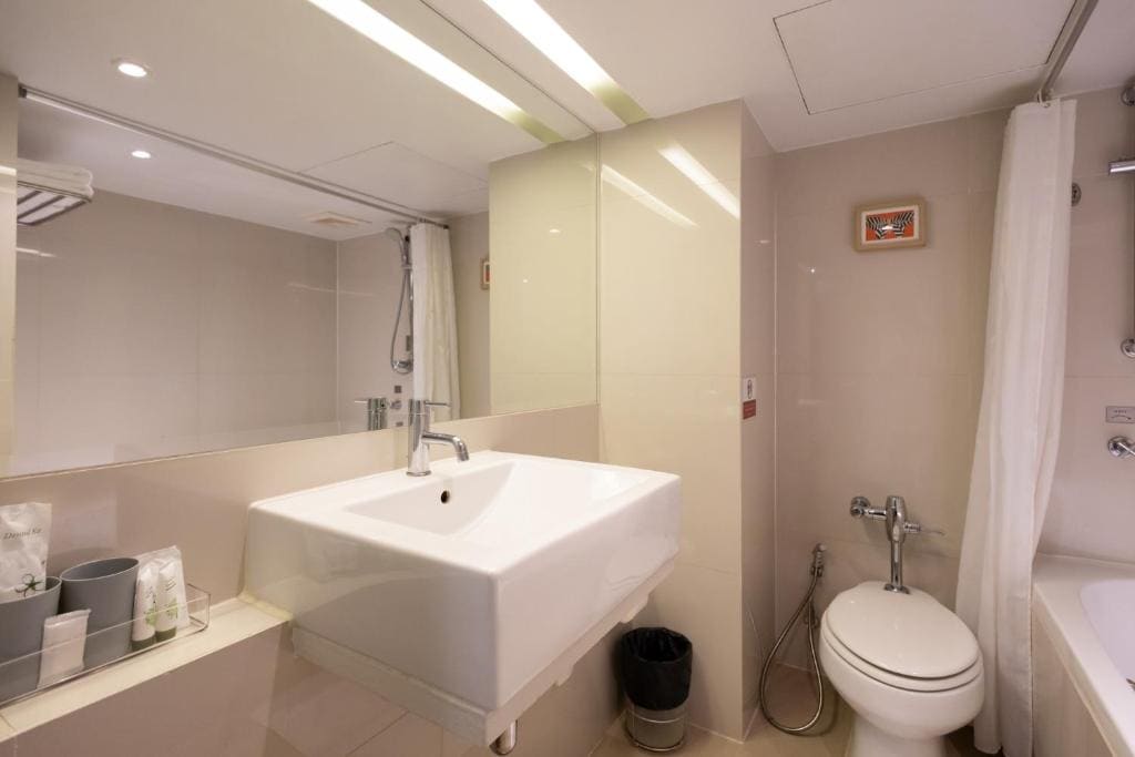 Standard Room With Bathtub room - Image 3