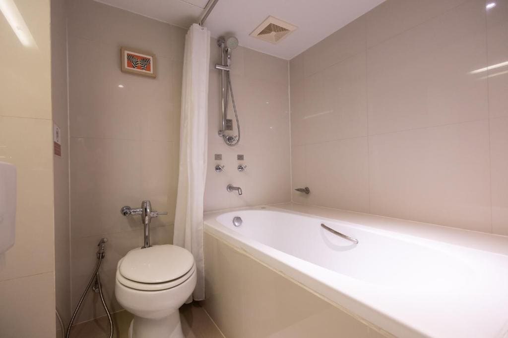Standard Room With Bathtub room - Image 2