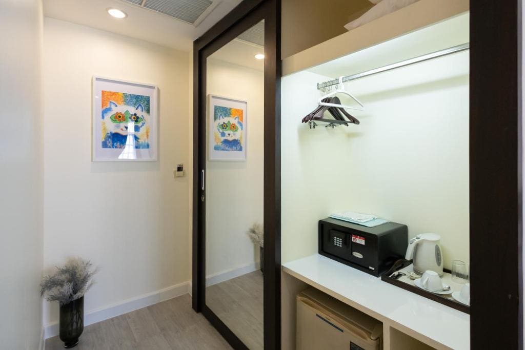 Two-Bedroom Suite with Bathtub room - Image 2