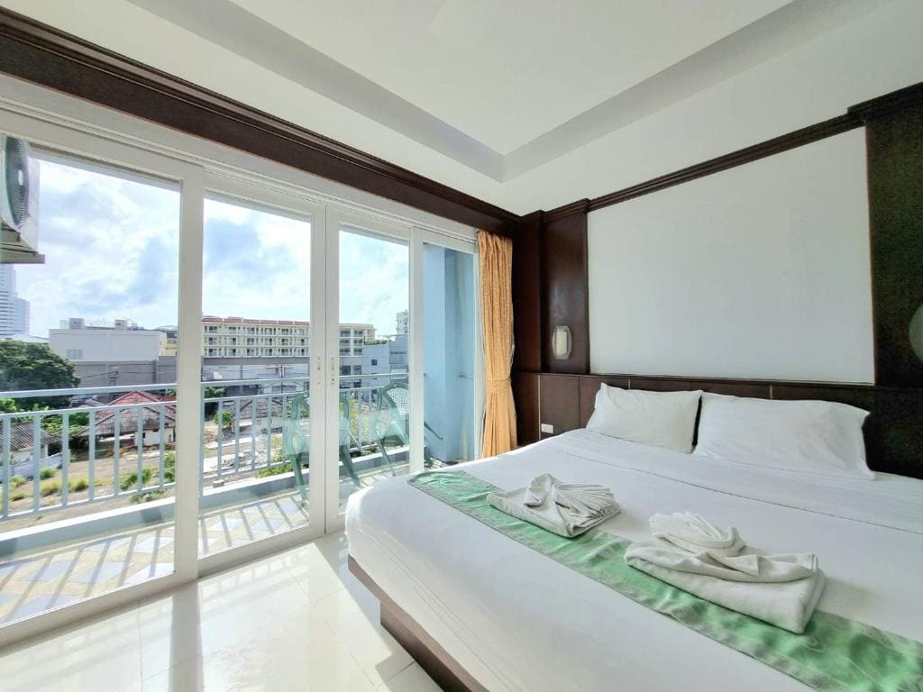 Deluxe King Room room - Image 2