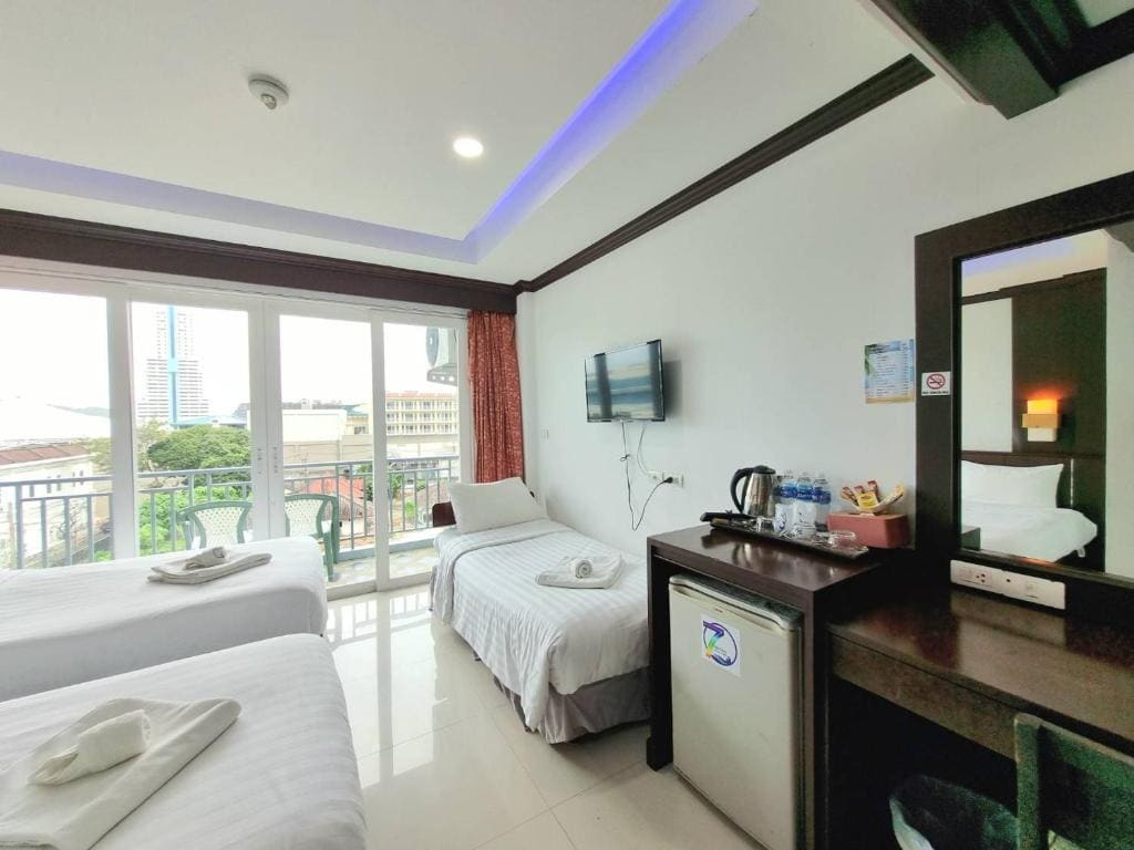 Deluxe Family Room room - Image 2