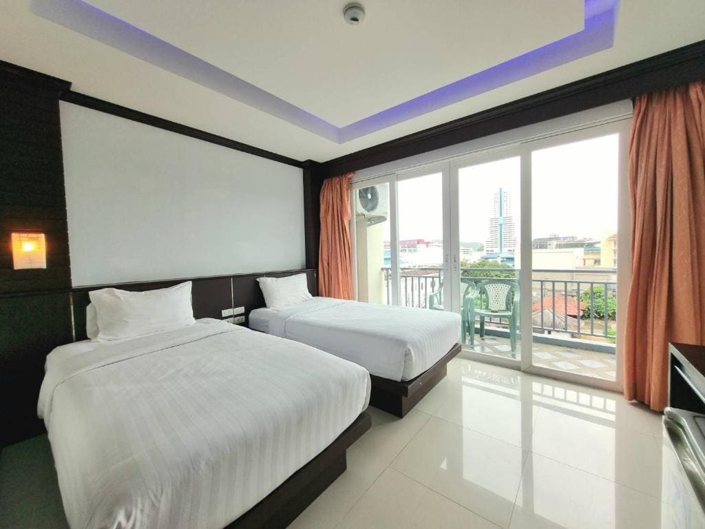 Deluxe Twin Room room - Image 3