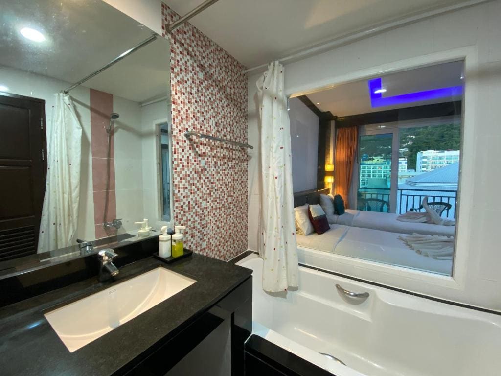 Deluxe Quadruple Room room - Image 2