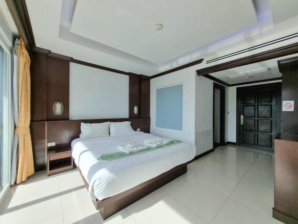 Deluxe King Room room - Image 1