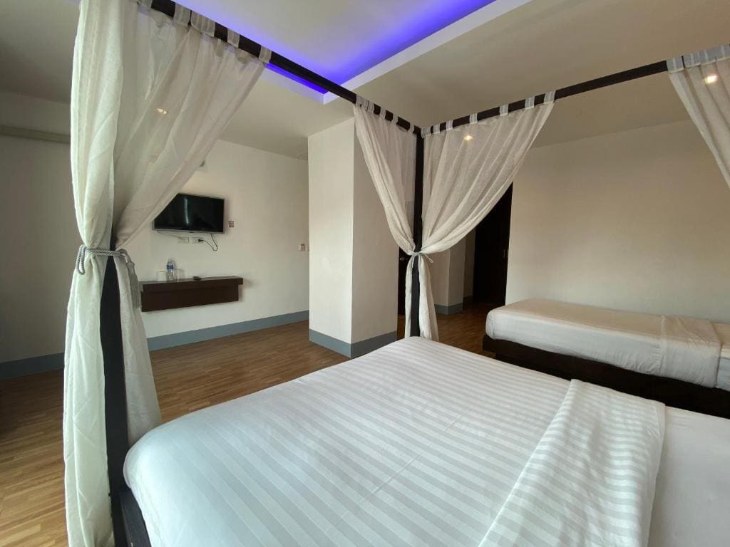 Junior Suite with Pool View room - Image 1