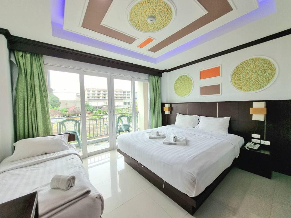 Deluxe Family Room room - Image 1