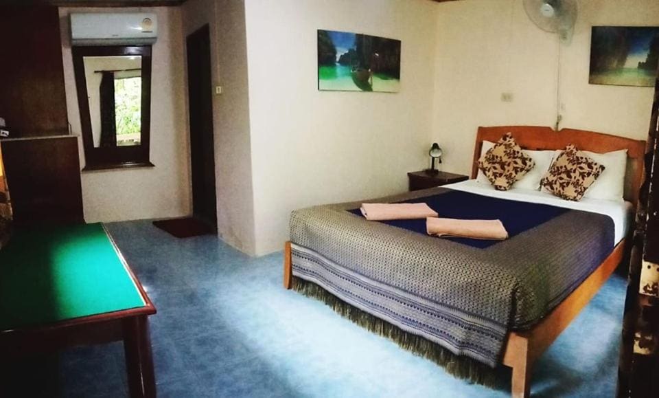 Bungalow with Air Conditioning room - Image 1