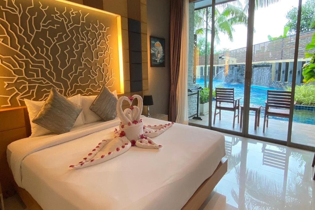 Deluxe Double Room with Pool Access room - Image 3