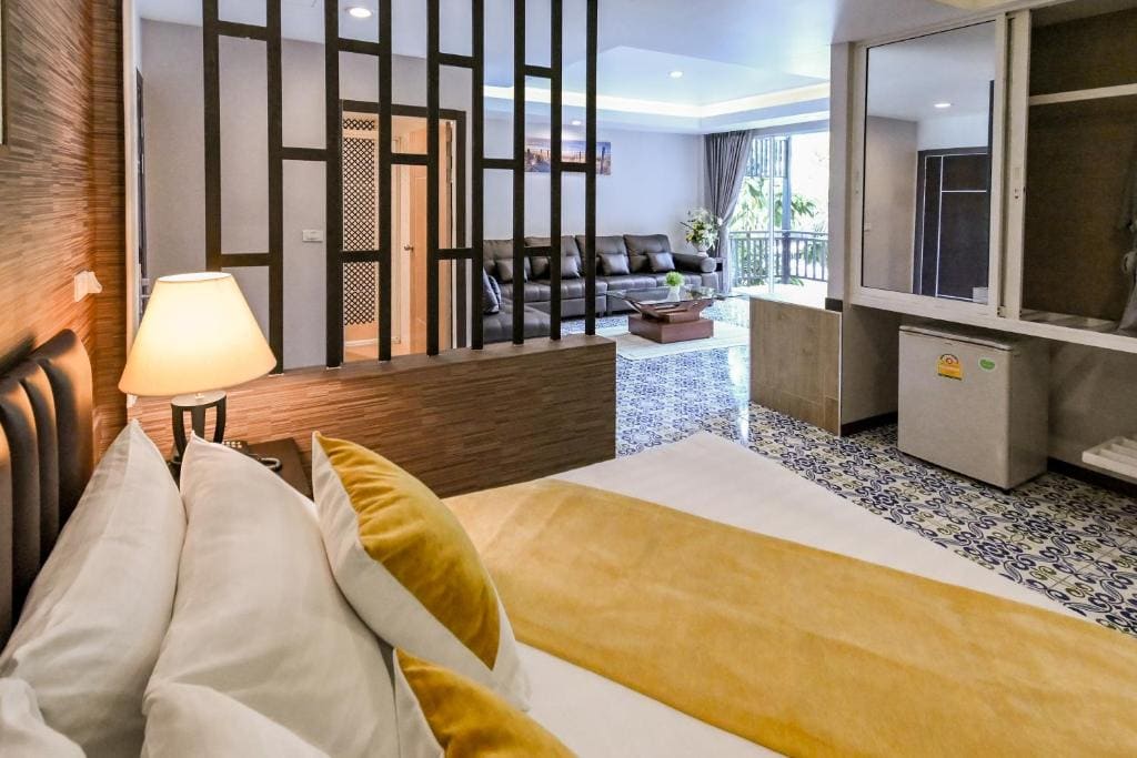 Deluxe Pool Access Double Room room - Image 2
