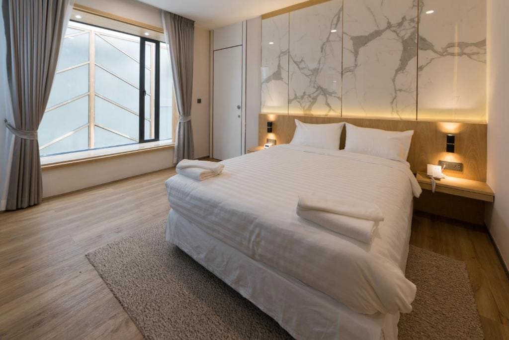 Deluxe Double Room with City View room - Image 2