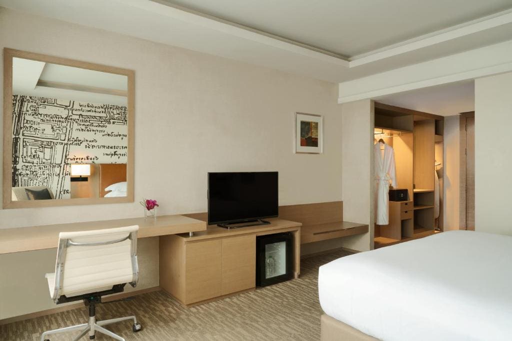 Deluxe Skyline Room room - Image 2